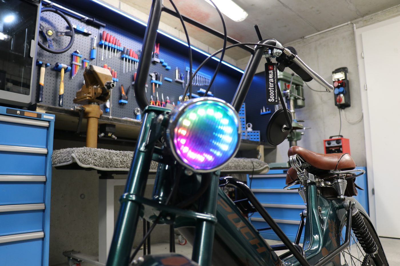 Mofa-Lampe Puch LED Ring in Werkstatt