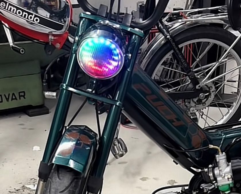 Mofa-Lampe RGB Scheinwerfer Detail